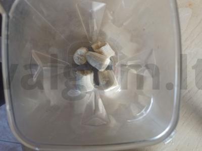 Banano kokteilis su chia sėklomis ir pienu Žingsnis 1