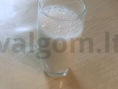 Banano kokteilis su chia sėklomis ir pienu pagrindine nuotrauka