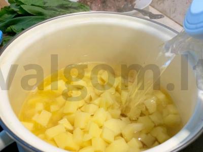 Špinatų sriuba su jautienos troškiniu ir kiaušiniu Žingsnis 2