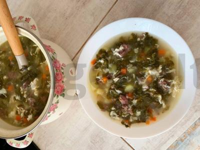 Špinatų sriuba su jautienos troškiniu ir kiaušiniu pagrindine nuotrauka