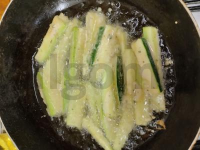 Cukinijų traškučiai su aštriu grietinės padažu Žingsnis 5