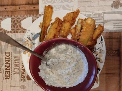 Cukinijų traškučiai su aštriu grietinės padažu pagrindine nuotrauka