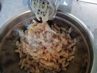 Vištienos kotletai su varške lėtoje viryklėje Žingsnis 1