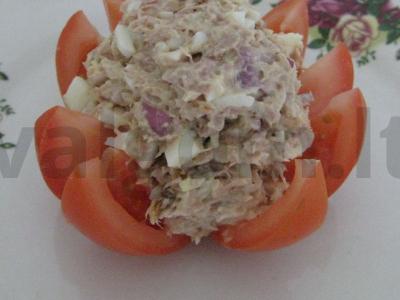 Salotas „Gėlė“ su tunu ir vištienos kiaušiniu pagrindine nuotrauka