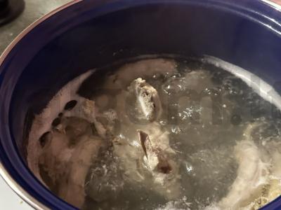 Namų vištienos sriuba su makaronais ir skrudinta duona Žingsnis 1