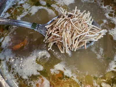 Namų vištienos sriuba su makaronais ir skrudinta duona Žingsnis 5