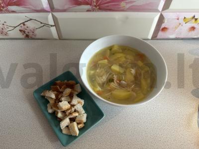 Namų vištienos sriuba su makaronais ir skrudinta duona pagrindine nuotrauka