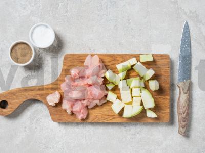 Cukinijų ir vištienos apkepas Žingsnis 1