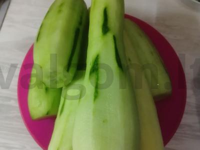 Agurkai pomidorų padaže Žingsnis 1