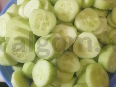 Agurkai pomidorų padaže Žingsnis 2