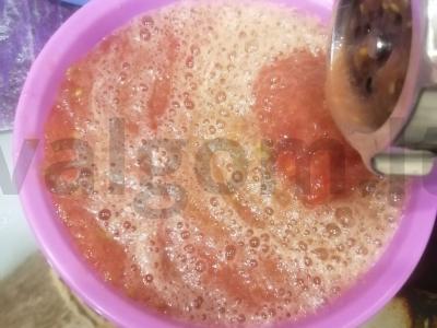 Agurkai pomidorų padaže Žingsnis 3