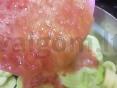 Agurkai pomidorų padaže Žingsnis 4