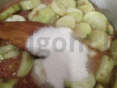 Agurkai pomidorų padaže Žingsnis 7