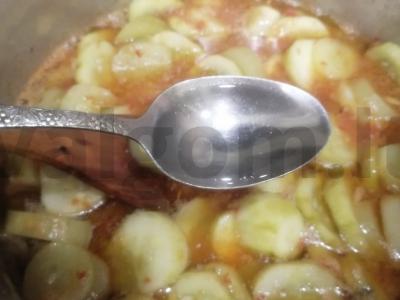 Agurkai pomidorų padaže Žingsnis 8