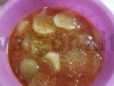 Agurkai pomidorų padaže pagrindine nuotrauka