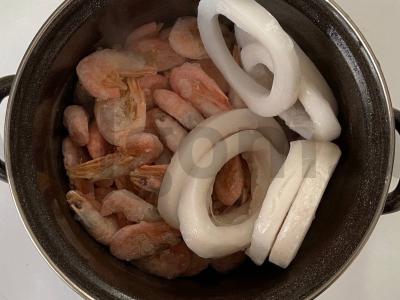 Vegetariškas „Cezario“ salotas su krevetėmis ir kalmarų žiedais Žingsnis 1