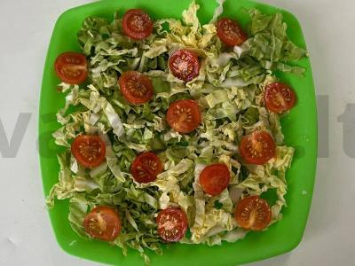 Vegetariškas „Cezario“ salotas su krevetėmis ir kalmarų žiedais Žingsnis 2