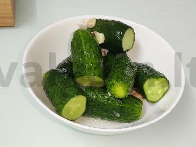 Greitai marinuoti agurkai pagrindine nuotrauka