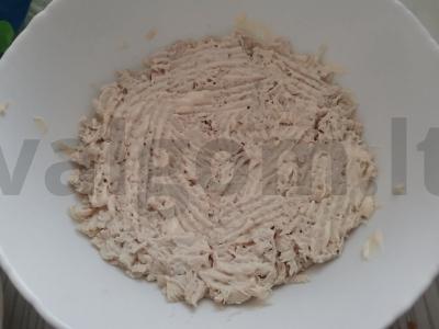 Salotos su džiovintais abrikosais ir vištienos krūtinėle Žingsnis 1