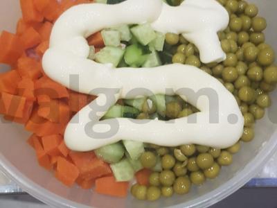 Olivje su šviežiu agurku Žingsnis 3