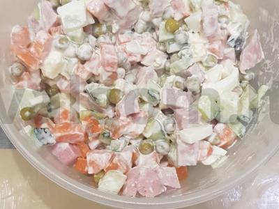 Olivje su šviežiu agurku pagrindine nuotrauka