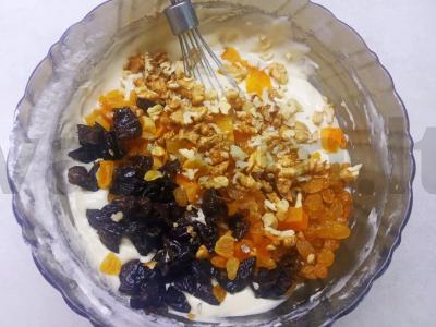 Kvapnus keksiukas su džiovintais vaisiais ir riešutais ant grietinės Žingsnis 2