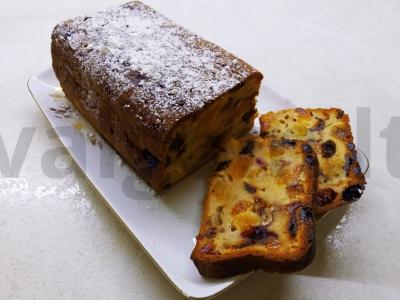 Kvapnus keksiukas su džiovintais vaisiais ir riešutais ant grietinės pagrindine nuotrauka