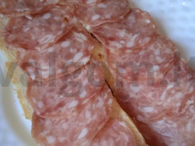 Mini baguette su rūkytomis dešromis, mocarela, alyvuogėmis ir jalapeño Žingsnis 2