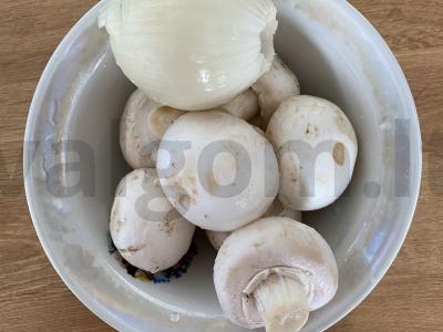 Troškinti pievagrybiai su svogūnais ir padažu Žingsnis 1