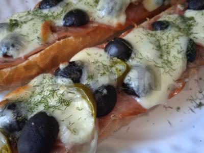 Mini baguette su rūkytomis dešromis, mocarela, alyvuogėmis ir jalapeño pagrindine nuotrauka