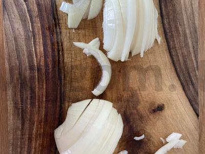 Troškinti pievagrybiai su svogūnais ir padažu Žingsnis 2