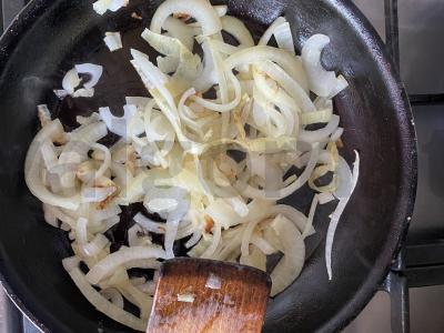 Troškinti pievagrybiai su svogūnais ir padažu Žingsnis 5