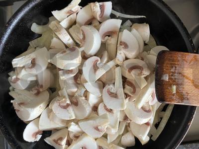 Troškinti pievagrybiai su svogūnais ir padažu Žingsnis 7