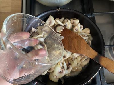 Troškinti pievagrybiai su svogūnais ir padažu Žingsnis 8