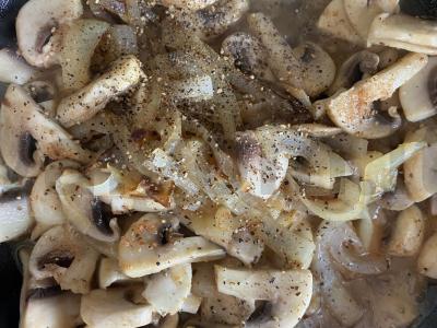 Troškinti pievagrybiai su svogūnais ir padažu Žingsnis 9