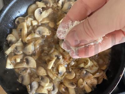 Troškinti pievagrybiai su svogūnais ir padažu Žingsnis 11