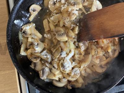 Troškinti pievagrybiai su svogūnais ir padažu Žingsnis 12