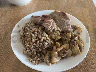 Troškinti pievagrybiai su svogūnais ir padažu pagrindine nuotrauka