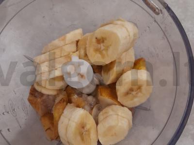 Atgaivinantis ananasų sulčių, banano ir kriaušės kokteilis Žingsnis 2