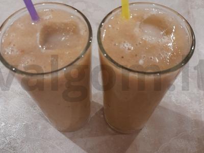 Atgaivinantis ananasų sulčių, banano ir kriaušės kokteilis pagrindine nuotrauka