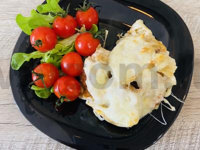 Įdarytos makaronai su kalakutiena po sūriu pagrindine nuotrauka