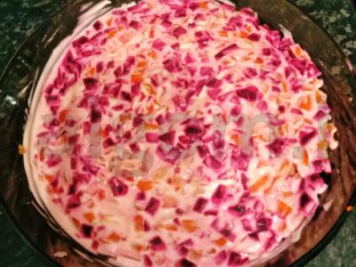 Salotas „Silkė po kailiu“ su alyvuogių majonezu pagrindine nuotrauka