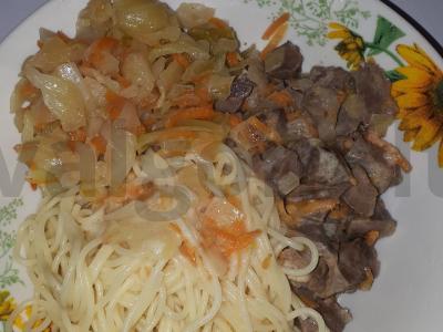 Kalakutų širdelės, troškintos grietinėje su garnyru pagrindine nuotrauka