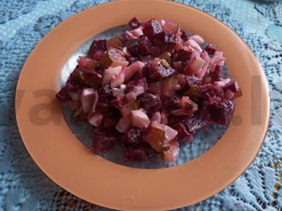 Salotos su burokėliais, kiaušiniu ir saulėgrąžų sėklomis pagrindine nuotrauka