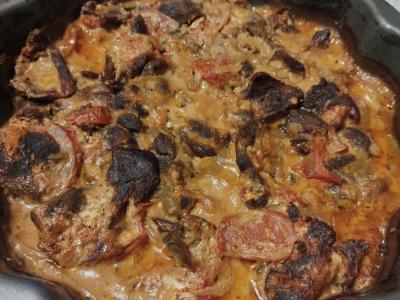 Mėsa, kepta orkaitėje su pomidorais pagrindine nuotrauka