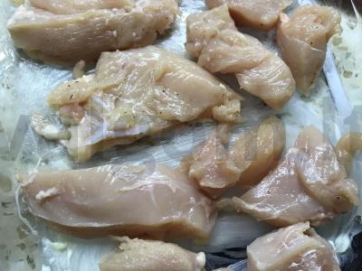 Vištienos apkepas su žaliąja pupelių ir prieskoniais Žingsnis 1