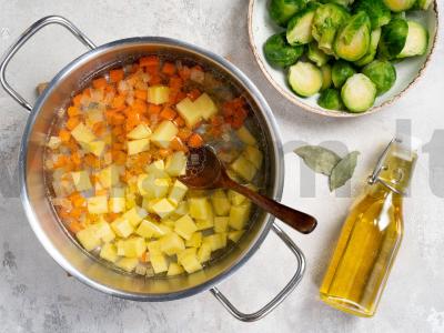 Vegetariškas sriuba su Briuselio kopūstais Žingsnis 2