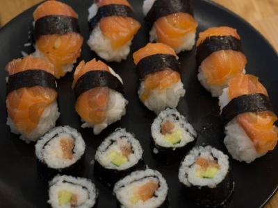 Namų suši ir ritinėliai pagrindine nuotrauka