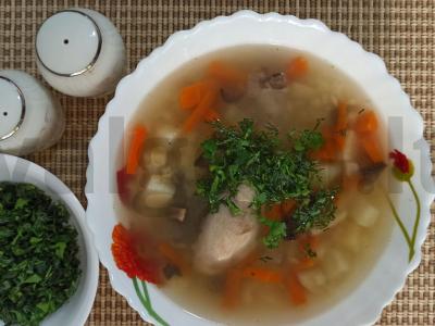 Namų grybų sriuba vištienos sultinyje pagrindine nuotrauka