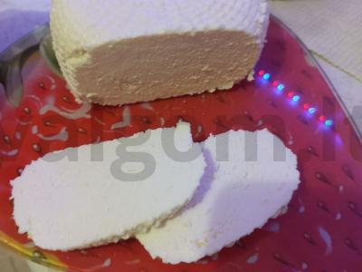 Adygean naminis sūris pagrindine nuotrauka